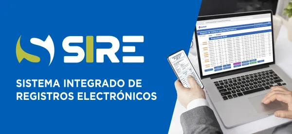 Empresario emitiendo comprobantes electrónicos desde una laptop